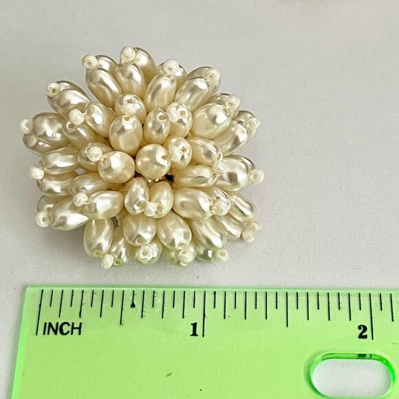 Vintage Faux White Pearl Clip On Earrings Beaded Cluster Gold Tone 70s Taiwan - Picture 11 of 11